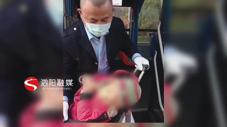 　　老人要抱孩子，又要拿兒童車(chē)，體力上吃不消，楊軍和其他九位同事每次遇到這對(duì)祖孫倆都會(huì)搭把手。他們說(shuō)，只要上了車(chē)就是我們的乘客，作為公交車(chē)司機(jī)，我們就要對(duì)他們盡責(zé)。時(shí)間長(zhǎng)了，彼此熟悉了，司機(jī)們還專(zhuān)門(mén)讓乘客給祖孫倆預(yù)留“專(zhuān)座”。  　　泗陽(yáng)交通產(chǎn)業(yè)集團(tuán)城市公交分公司107路公交車(chē)司機(jī) 楊軍：有時(shí)候我們把后門(mén)打開(kāi)的時(shí)候，我們從駕駛室方位還沒(méi)下來(lái)的時(shí)候，就有乘客已經(jīng)開(kāi)始主動(dòng)的幫忙去搭手了，幫祖孫倆上了車(chē)。